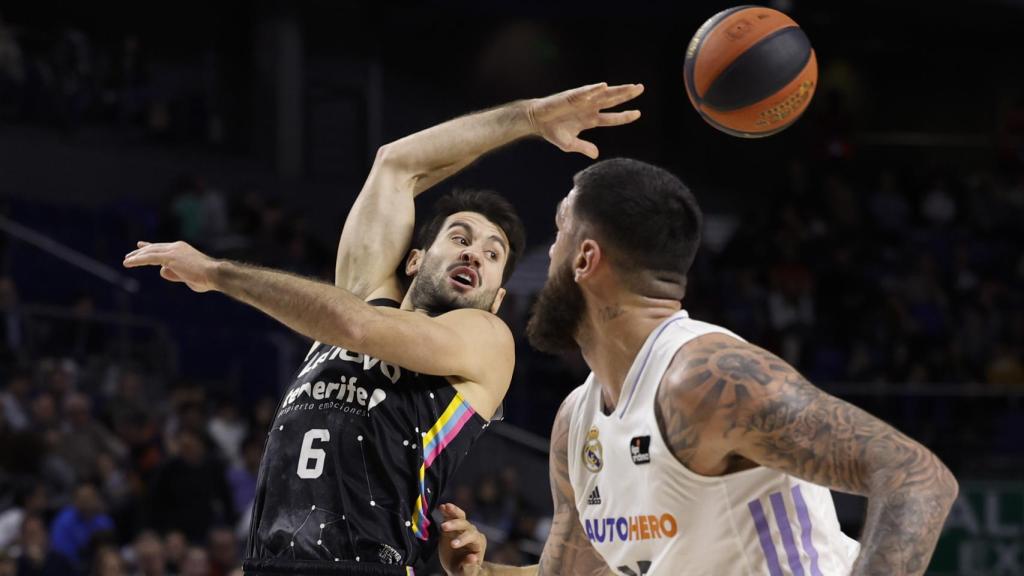 Poirier, defendiendo a Fitipaldo.