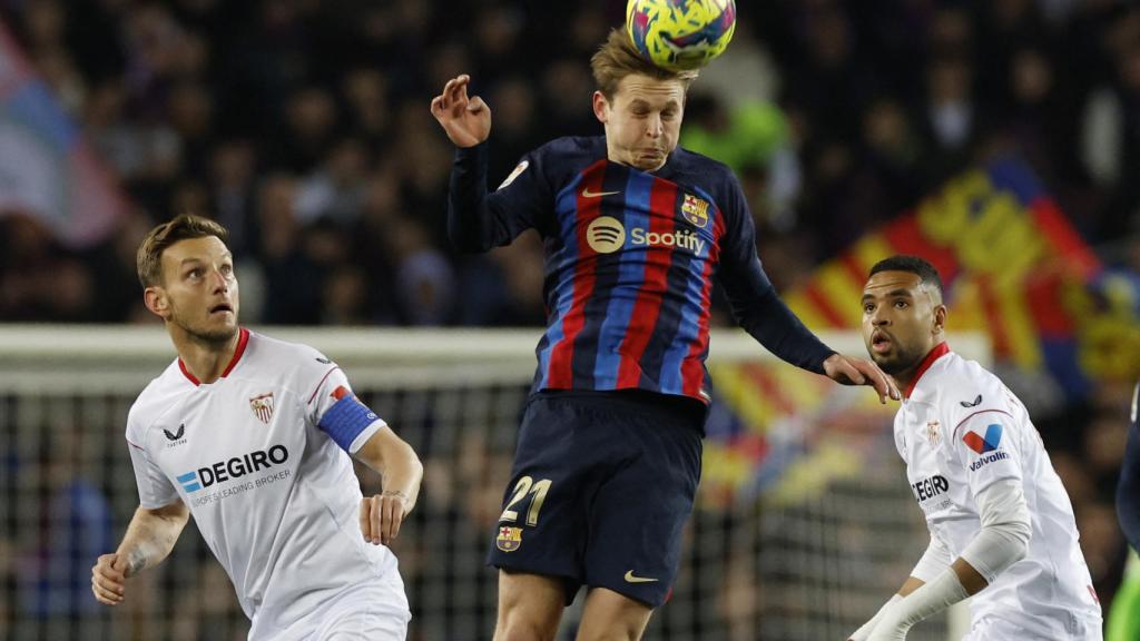 Frenkie de Jong toca el balón de cabeza.