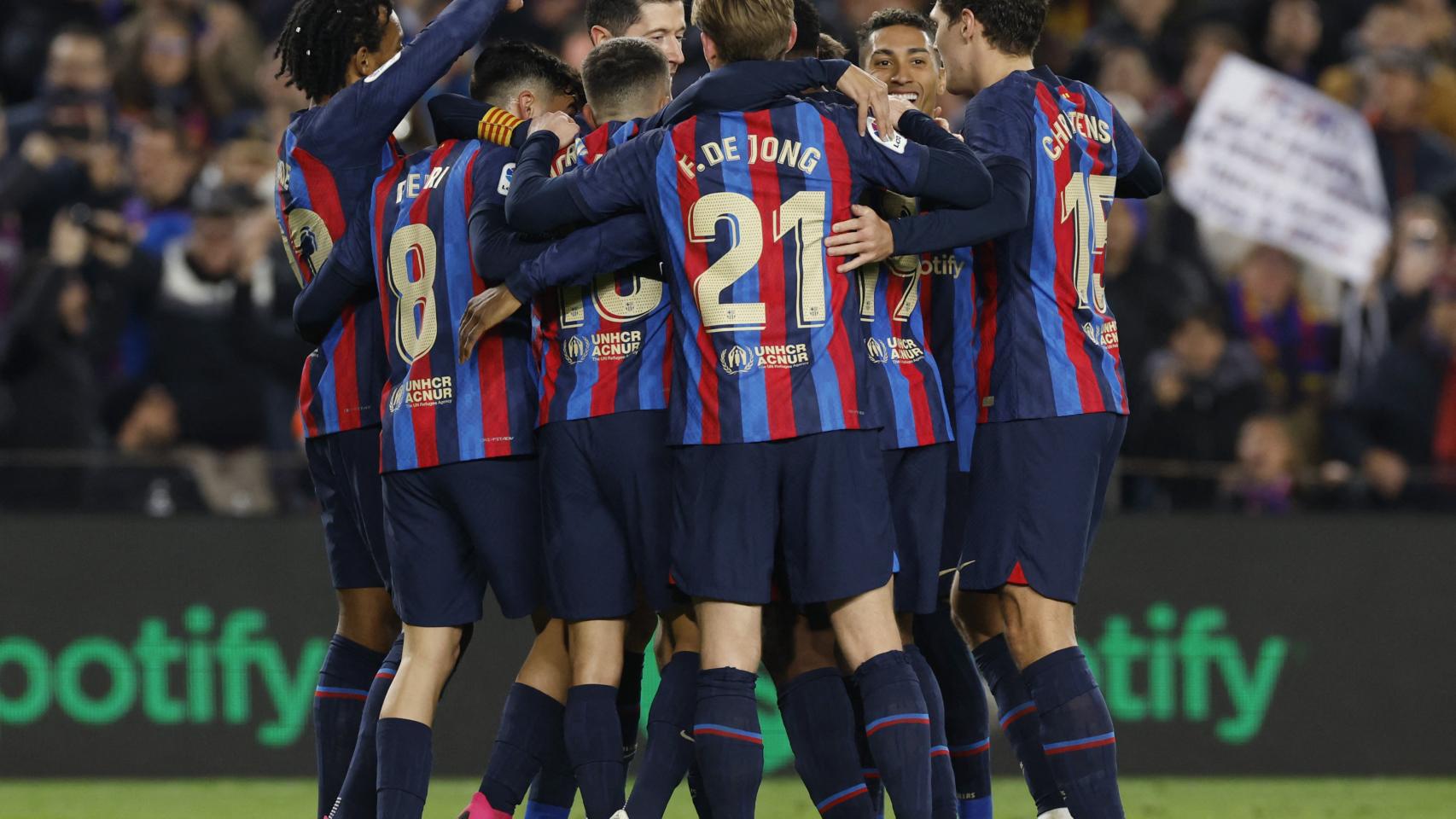 Piña de los jugadores del Barcelona.