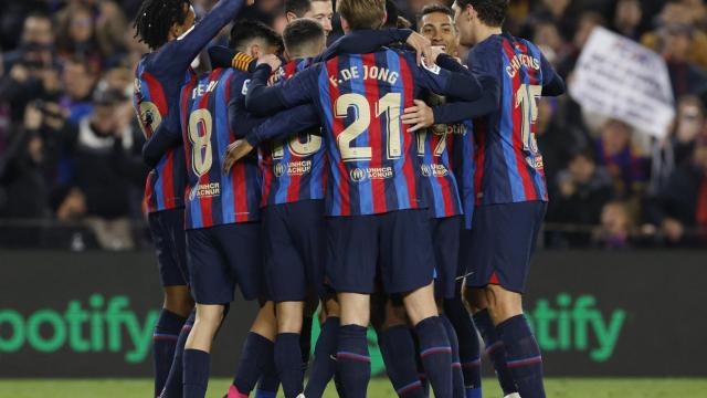 Piña de los jugadores del Barcelona.