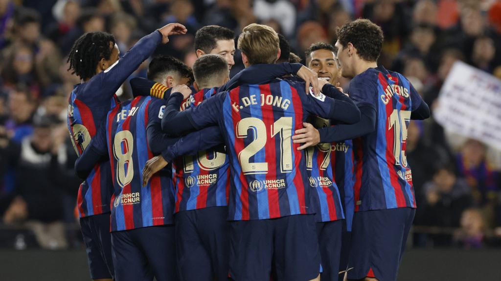 Piña de los jugadores del Barcelona.