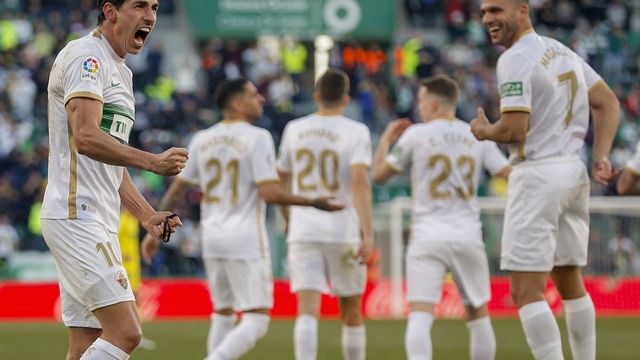 El delantero del Elche Pere Milla celebra su tercer gol durante el partido contra el Villareal.