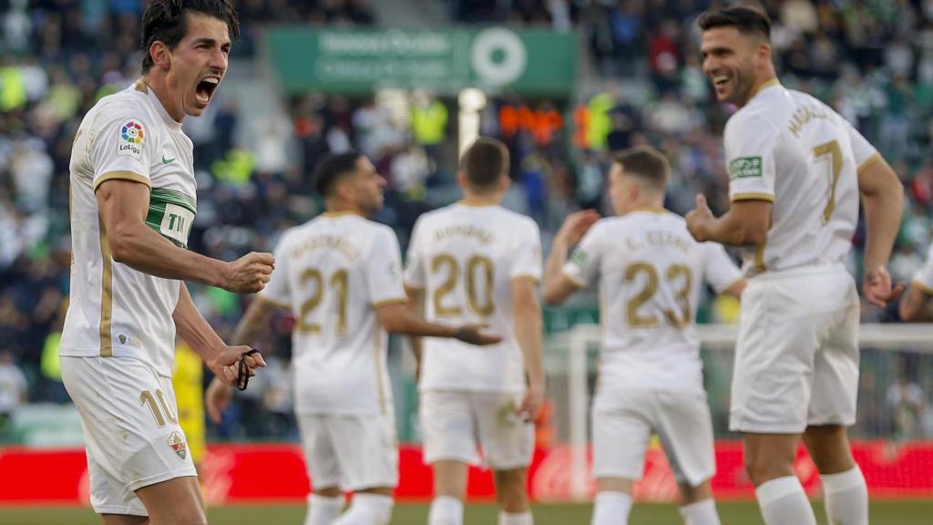 El delantero del Elche Pere Milla celebra su tercer gol durante el partido contra el Villareal.