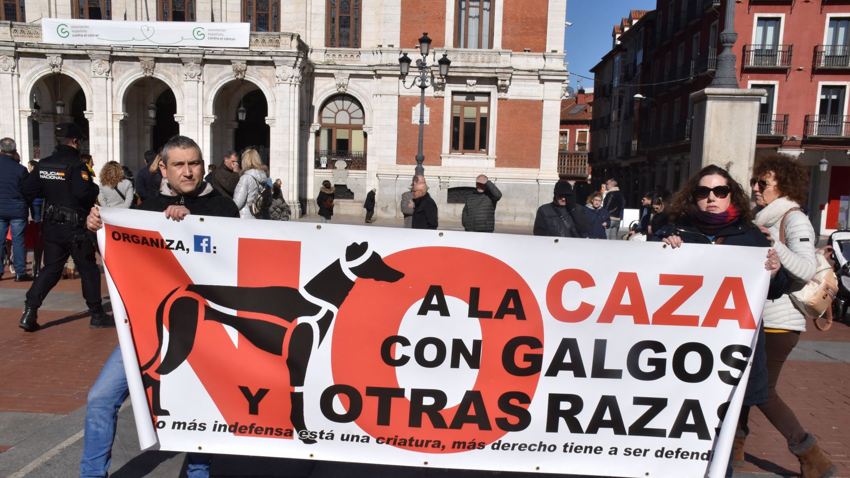 Imagen de dos manifestantes en Valladolid