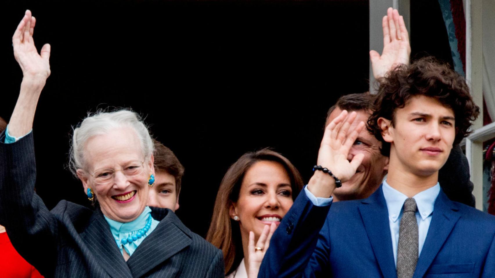 Nicolás de Dinamarca junto a su abuela, la reina Margarita.