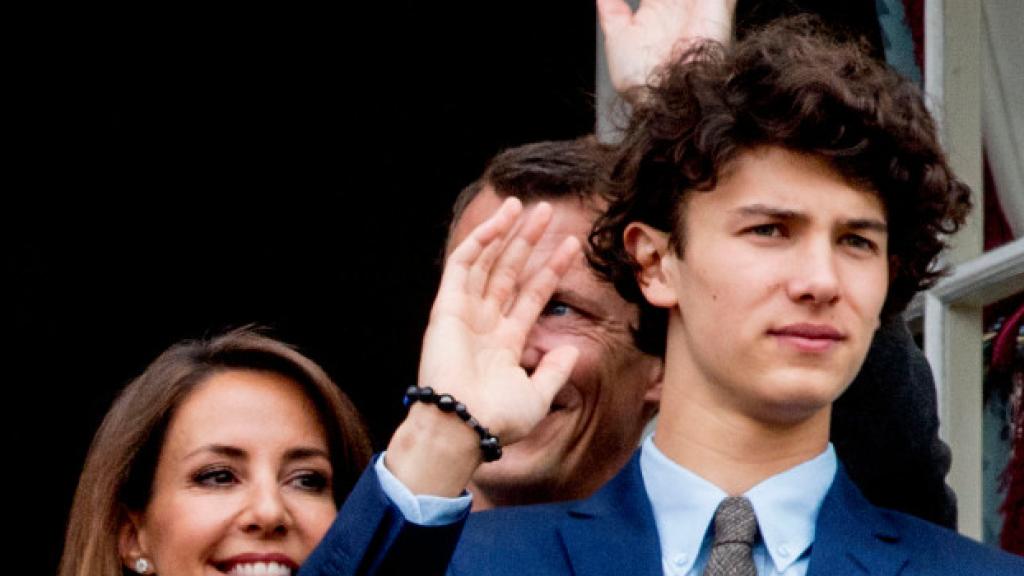Nicolás de Dinamarca junto a su abuela, la reina Margarita.