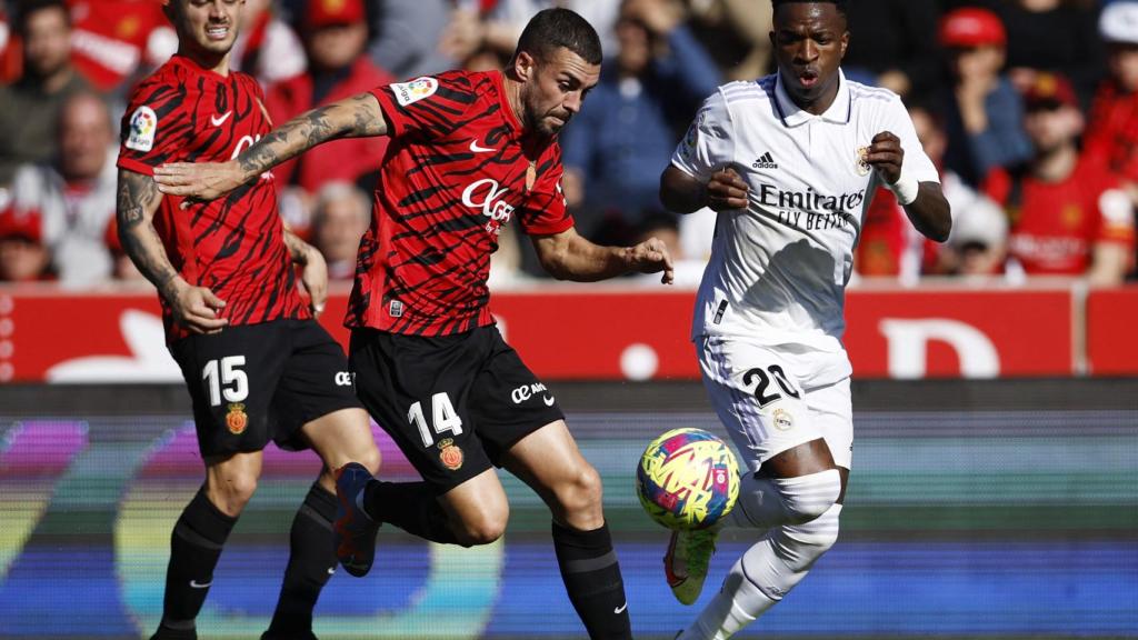 Dani Rodríguez y Vinicius Júnior, peleando por la posesión durante el Mallorca - Real Madrid de La Liga 2022/2023