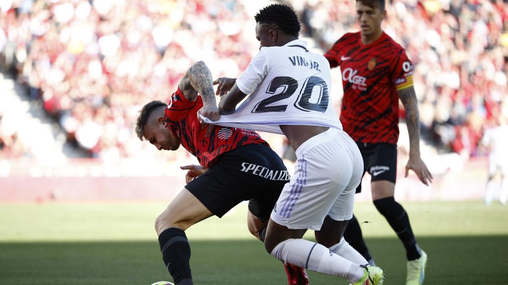 Pablo Maffeo agarra de la camiseta a Vinicius durante el Mallorca-Real Madrid.