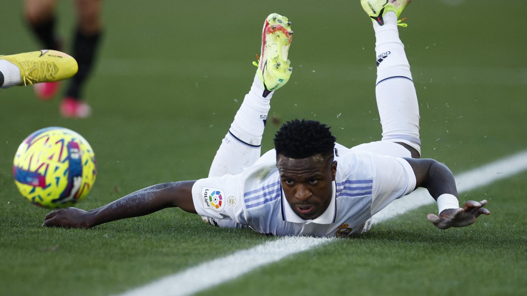 Vinicius Júnior, por los suelos tras sufrir una falta