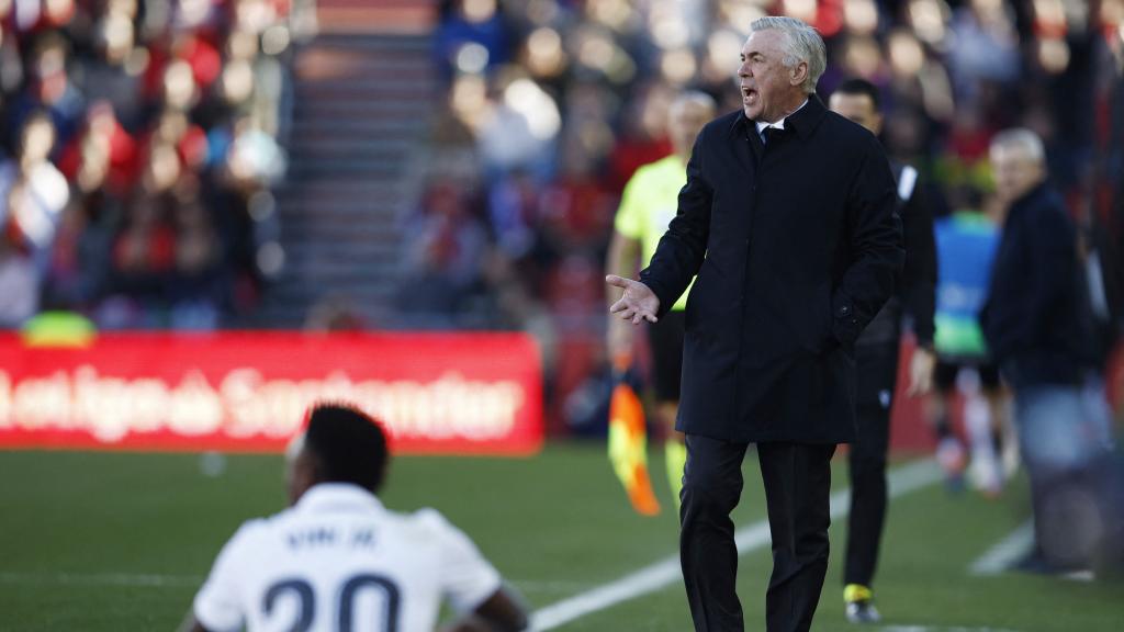 Vinicius, tendido sobre el césped con Ancelotti protestando