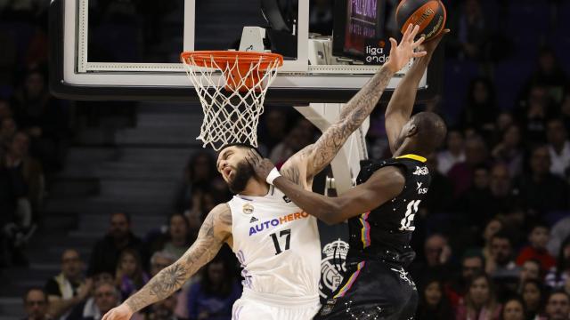 Poirier trata de detener un ataque del Tenerife.