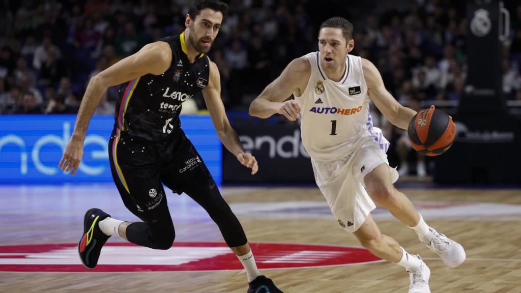 Causeur, con el balón ante el Tenerife.