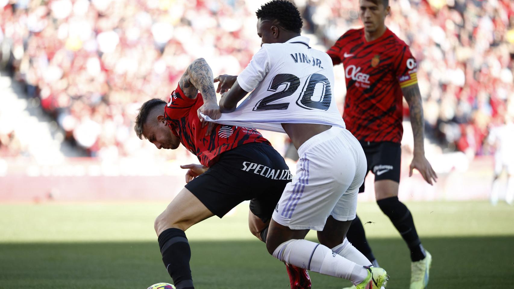 Vinicius siendo agarrado de la camiseta por un jugador del Mallorca