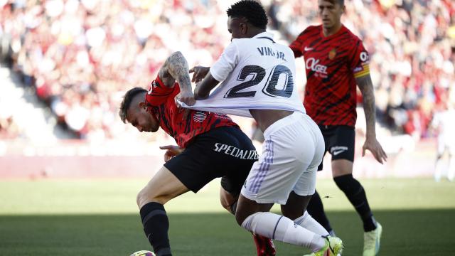 Vinicius siendo agarrado de la camiseta por un jugador del Mallorca