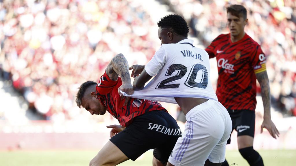 Vinicius siendo agarrado de la camiseta por un jugador del Mallorca
