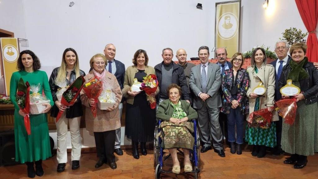 Patricia Franco, de pie en el centro, este sábado en Santa Cruz de Mudela (Ciudad Real).