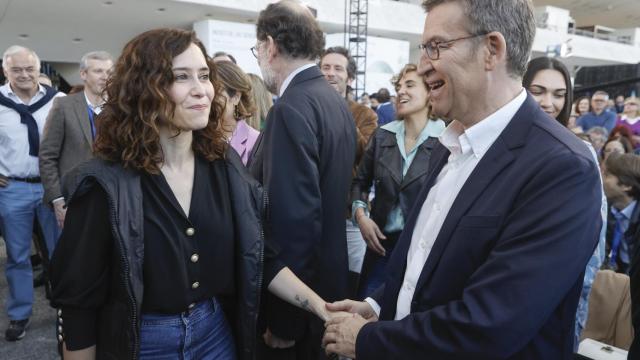 El líder del PP, Alberto Núñez Feijóo (d), saluda a la presidenta de la Comunidad de Madrid, Isabel Díaz Ayuso (i).