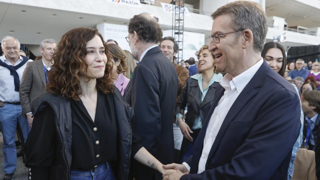 El líder del PP, Alberto Núñez Feijóo (d), saluda a la presidenta de la Comunidad de Madrid, Isabel Díaz Ayuso (i).