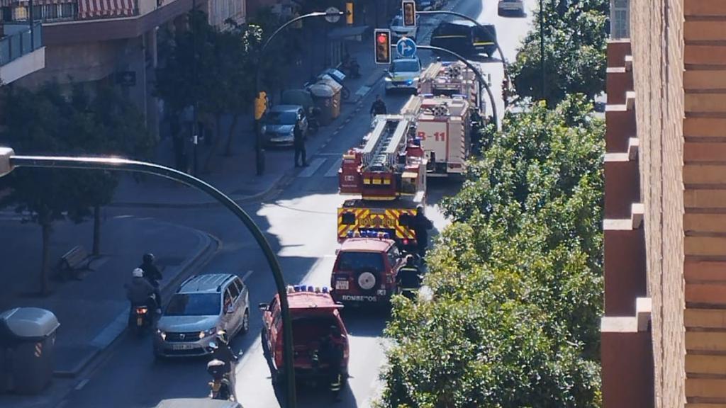 Bomberos y policías este sábado en la calle Cristo de la Epidemia en Málaga.