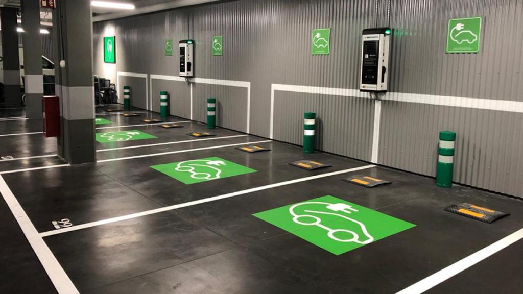 Espacio reservado para la carga de vehículos eléctricos en Mercadona.