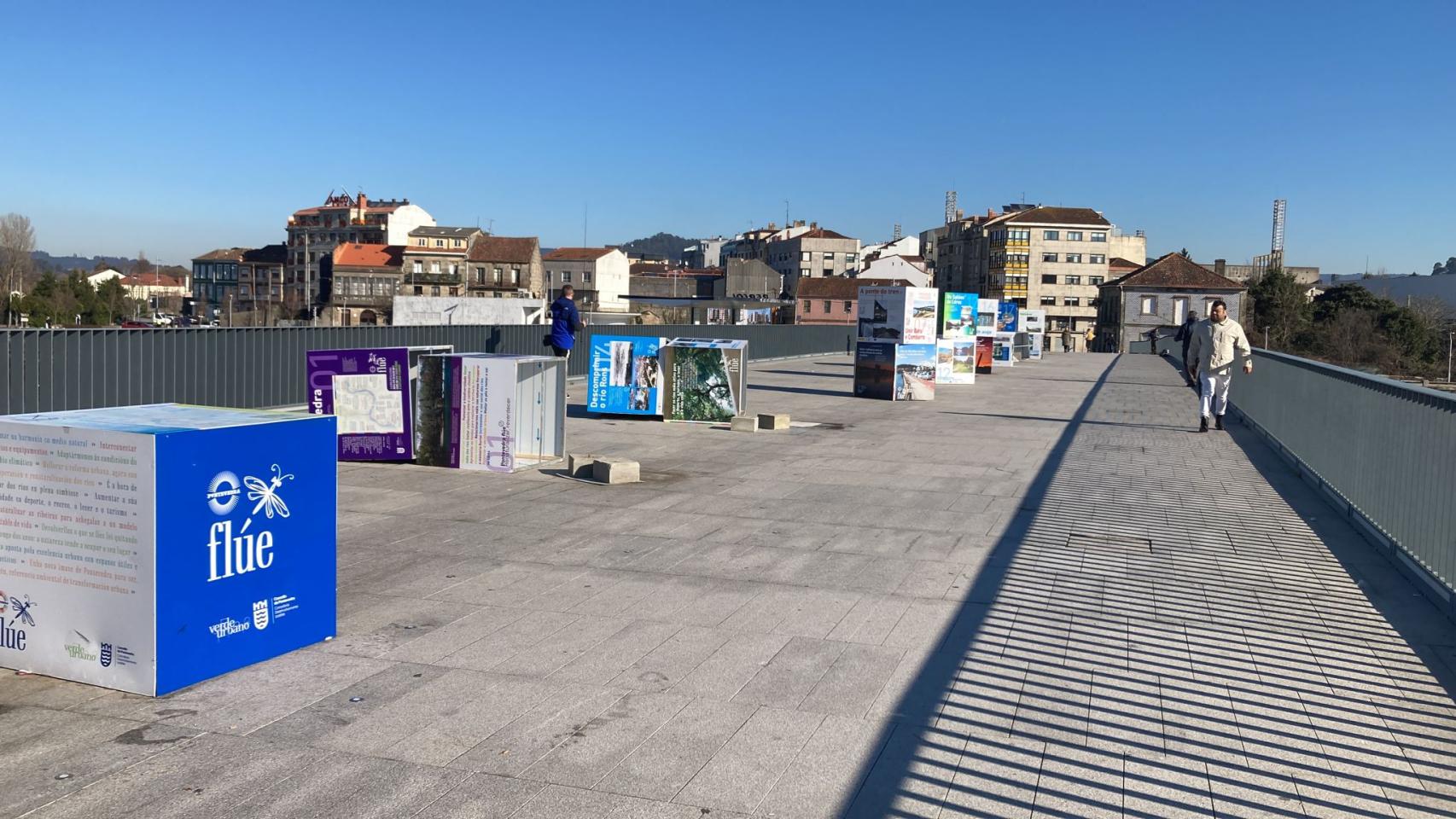 Vandalismo sobre ‘Pontevedra flúe’.
