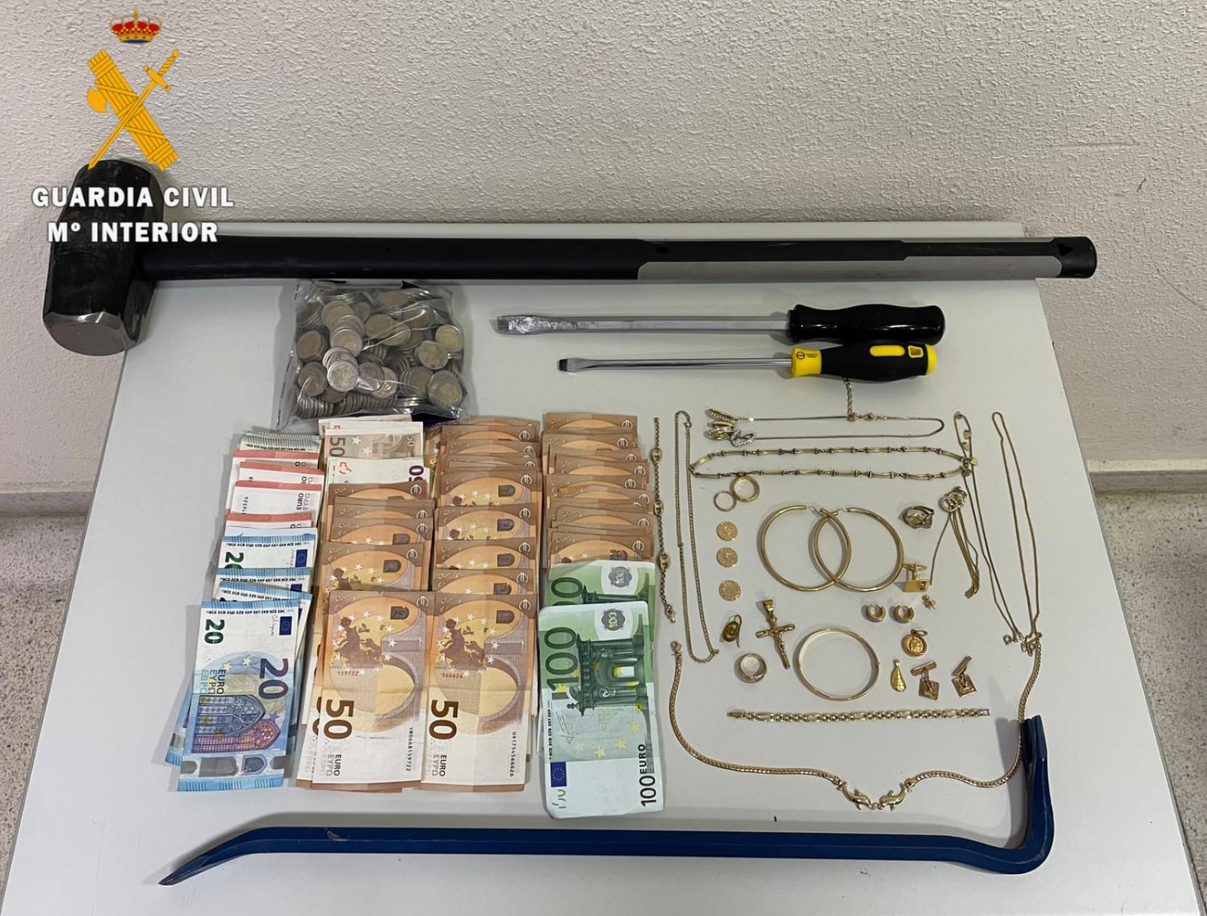 Dinero y joyas intervenidas por la Guardia Civil a los rumanos detenidos
