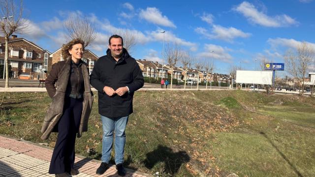 La directora general de Vivienda, María Pardo, ha visitado junto al alcalde de Santa Marta de Tormes, David Mingo, la parcela
