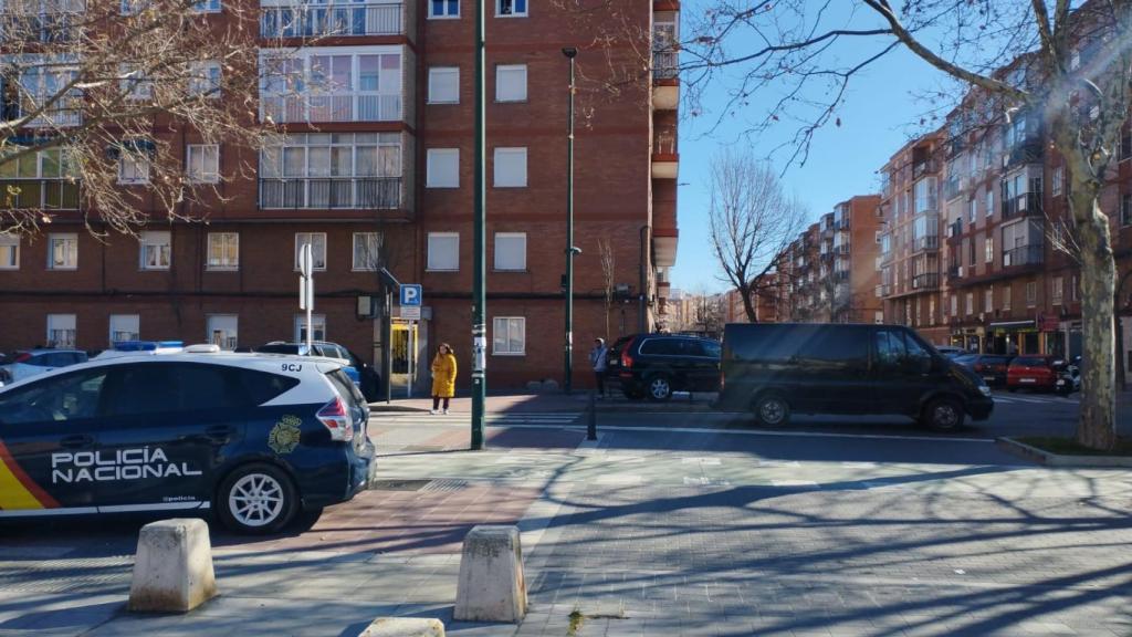 Un coche de la Policía Nacional en la calle Mirabel