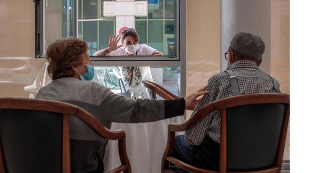 Dos personas mayores en una residencia en Valencia.