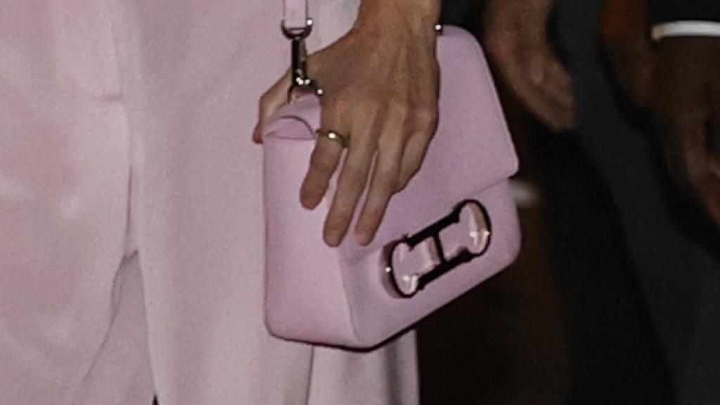 El bolso de Carolina Herrera que ha lucido la monarca.