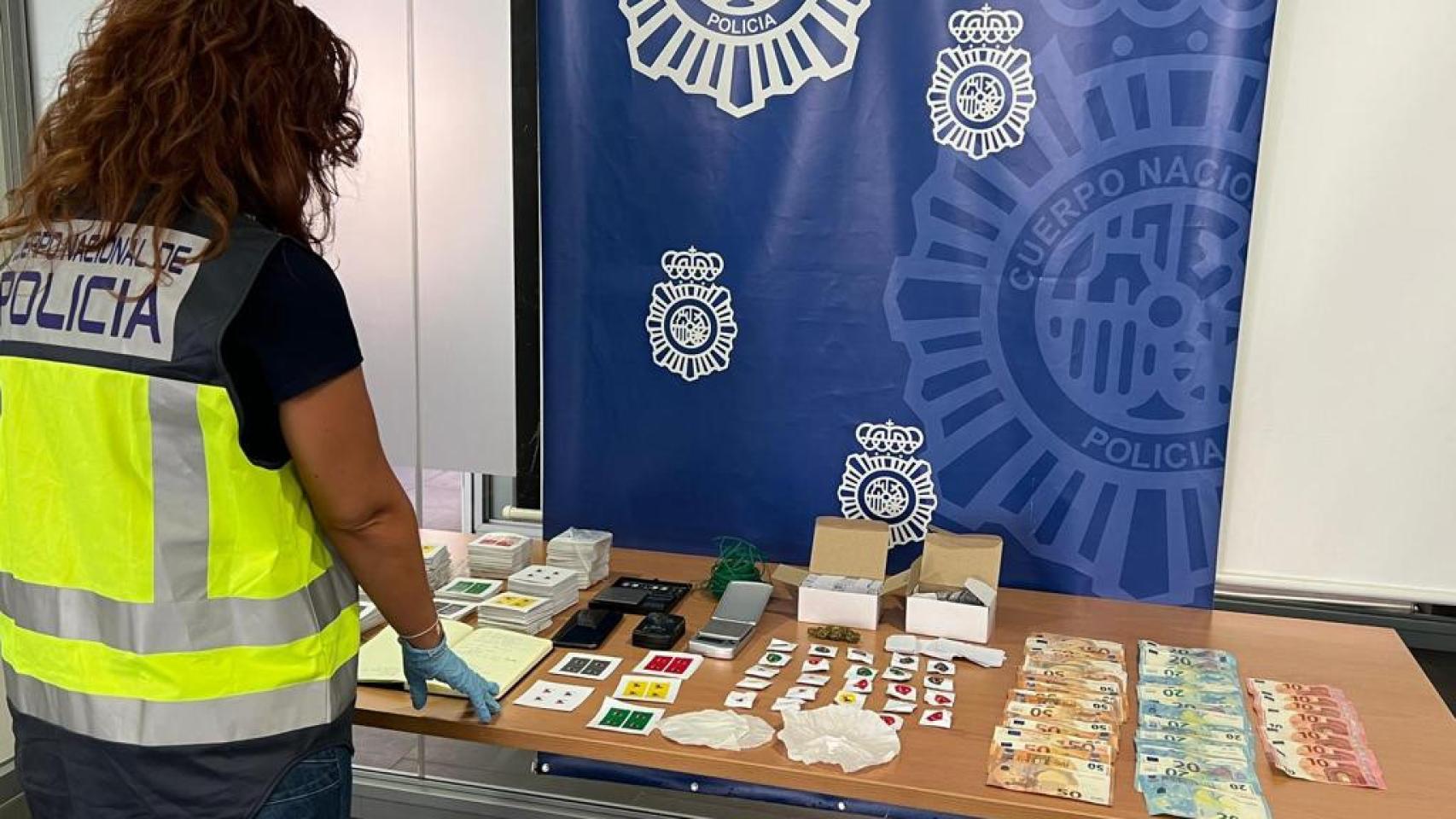 Una agente de la Policía con parte del material intervenido por las autoridades.