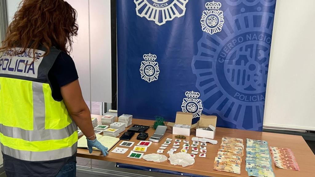 Una agente de la Policía con parte del material intervenido por las autoridades.