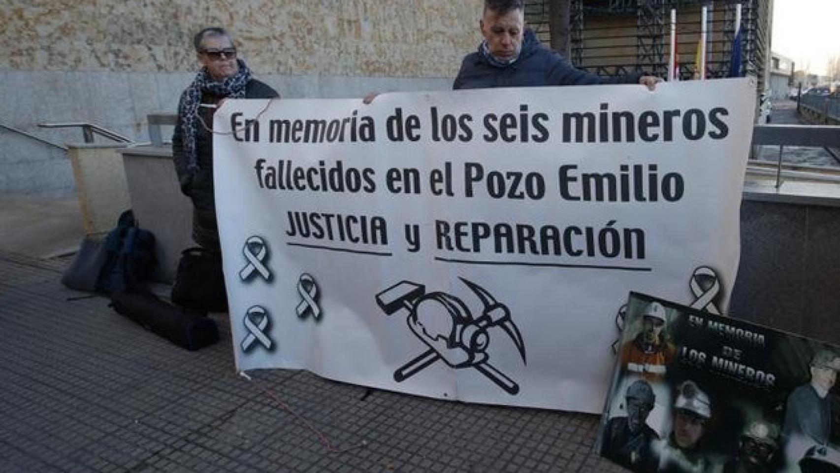 Familiares a las puertas del juzgado de León