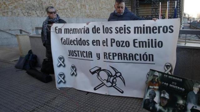 Familiares a las puertas del juzgado de León