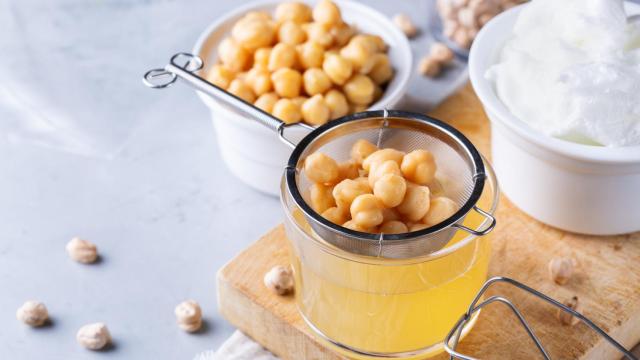 El sorprendente uso del agua de los garbanzos de bote para tus recetas