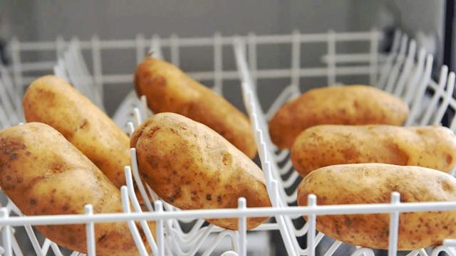 Este es el trucazo para cocer las patatas en la mitad de tiempo.