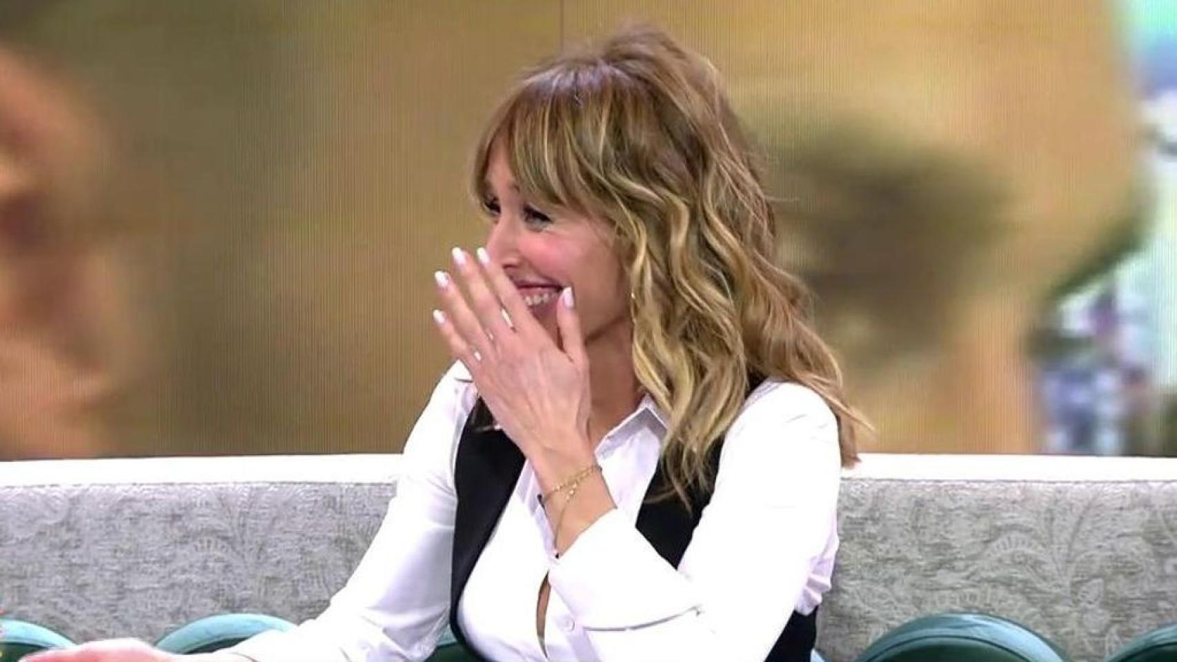 Emma García sufre un ataque de risa en directo y tiene que abandonar el plató: Es poco profesional