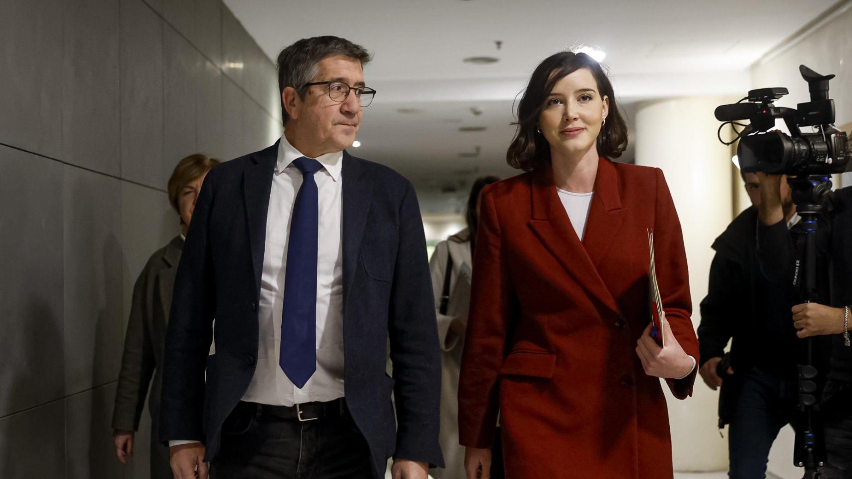 El portavoz del grupo socialista, Patxi López, y la secretaria de Igualdad del PSOE, Andrea Fernández, este lunes en el Congreso de los Diputados.