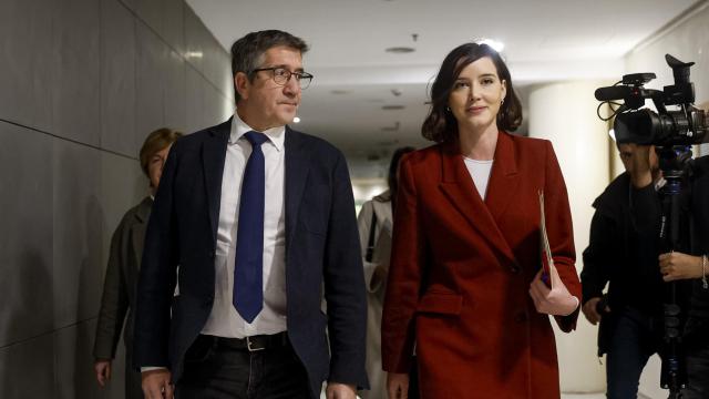 El portavoz del grupo socialista, Patxi López, y la secretaria de Igualdad del PSOE, Andrea Fernández, este lunes en el Congreso de los Diputados.