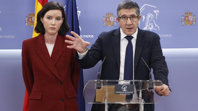 Andrea Fernández, secretaria de Igualdad, y Patxi López, portavoz parlamentario del PSOE.