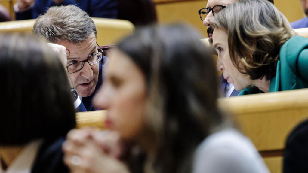 Alberto Núñez Feijóo y Cuca Gamarra hablan en sus escaños del senado, junto a la ministra Irene Montero, en primer plano.