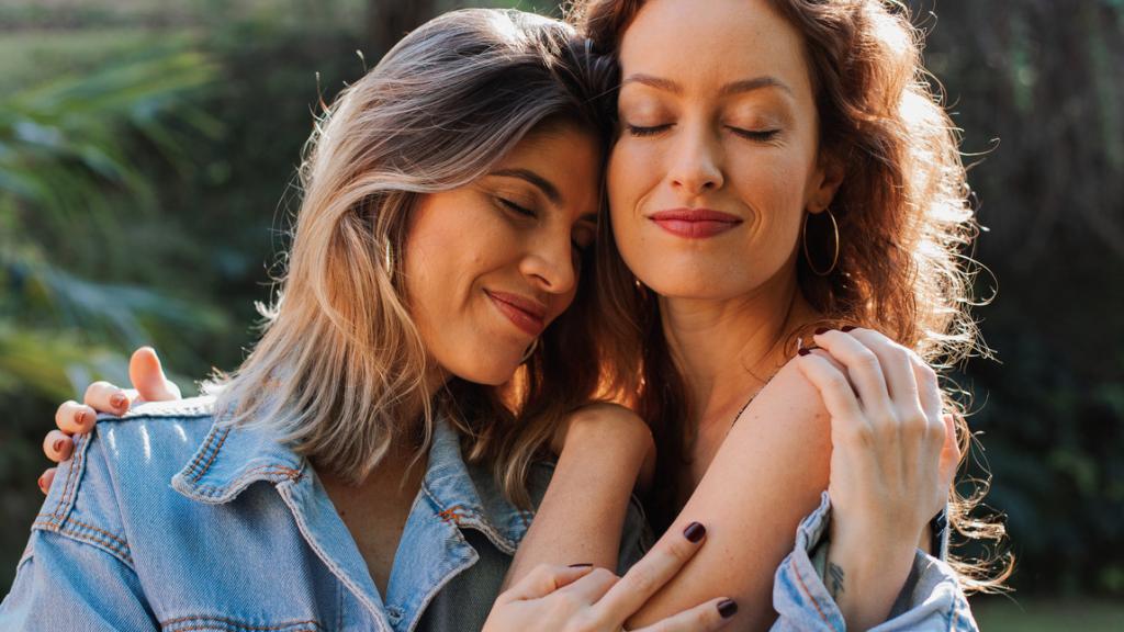 Dos amigas, abrazadas.