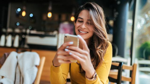 Una mujer, consultando su móvil.
