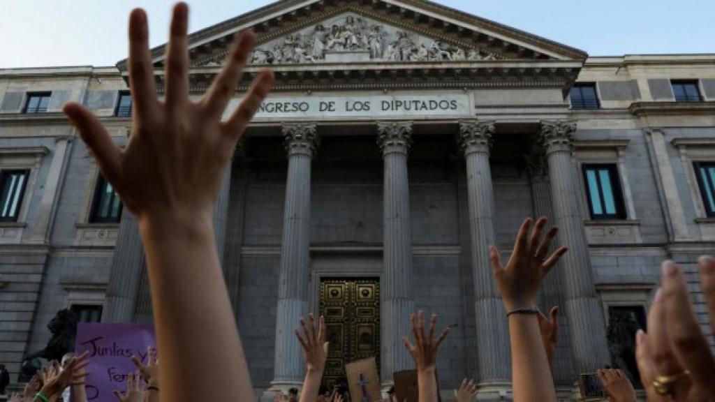 Manifestación frente al Congreso de los Diputados en protesta por la puesta en libertad bajo fianza de los cinco miembros de 'La Manada', el 22 de julio de 2018.