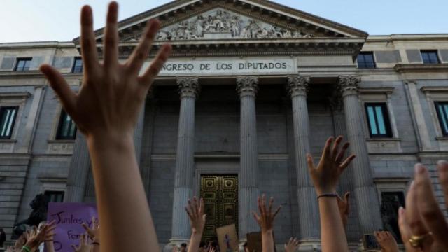 Manifestación frente al Congreso de los Diputados en protesta por la puesta en libertad bajo fianza de los cinco miembros de 'La Manada', el 22 de julio de 2018.