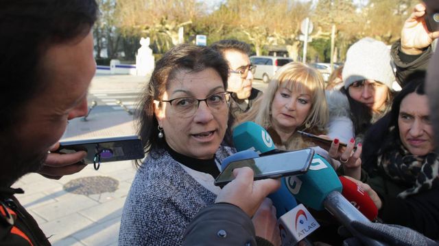 Una de las familiares de las víctimas ofrece declaraciones a los medios a su llegada a un juicio por doble el crimen de O Ceao.