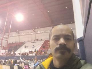 Esteban Kabul, en el polideportivo donde se ha refugiado tras salir ileso del terremoto.