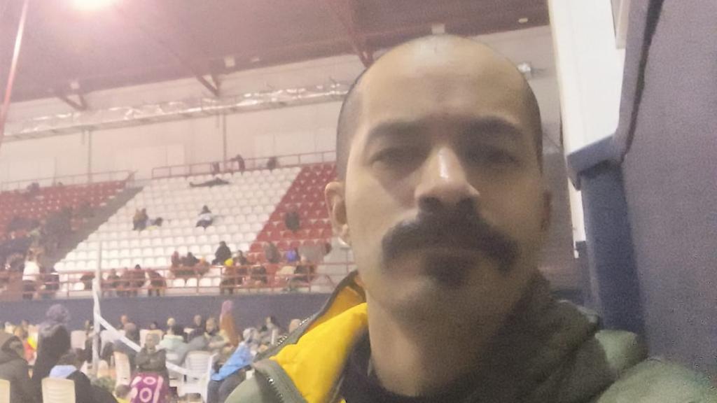 Esteban Kabul, en el polideportivo donde se ha refugiado tras salir ileso del terremoto.