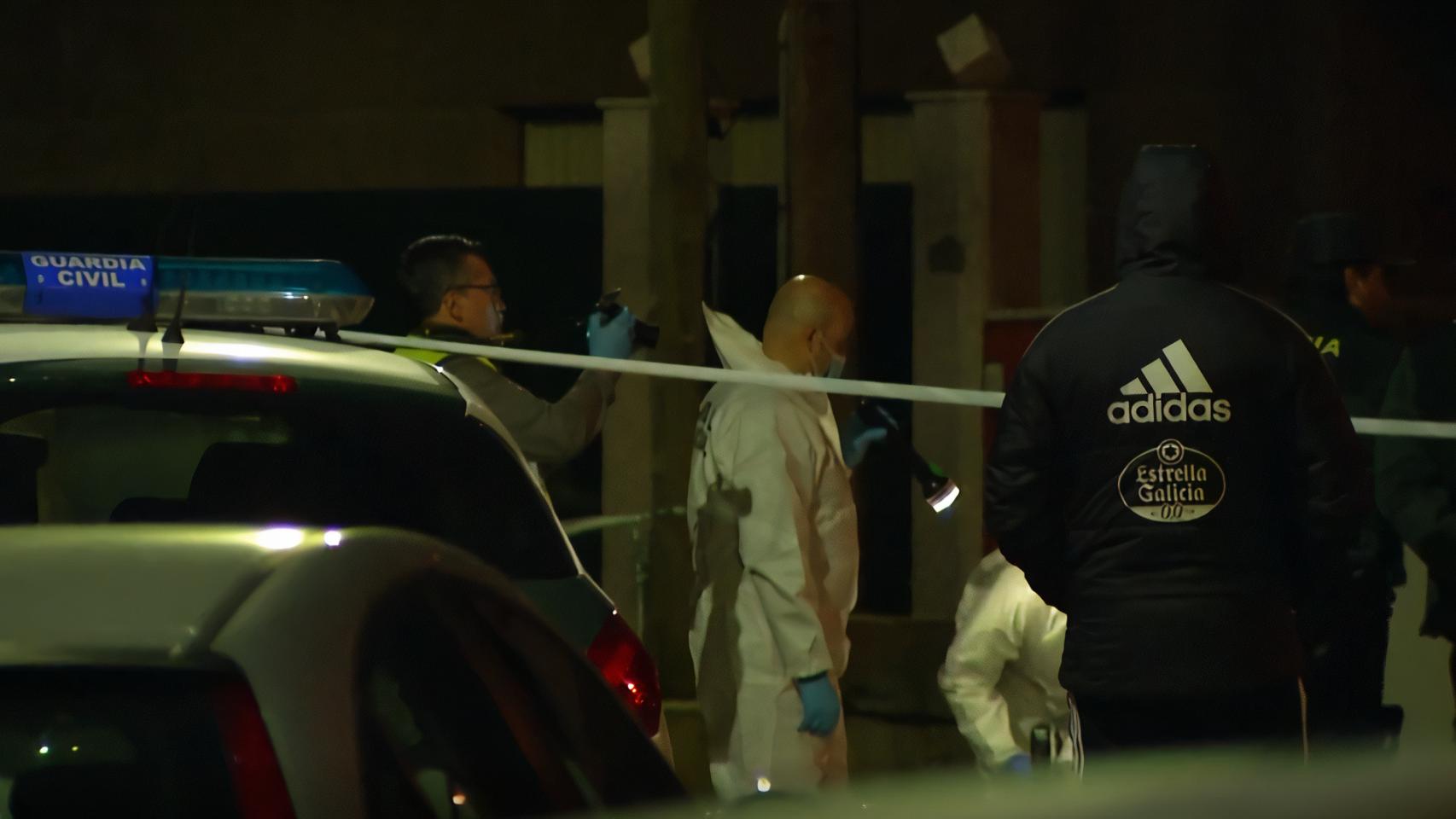 Policía científica y Guardia Civil en casa de la mujer asesinada en Baiona (Pontevedra).