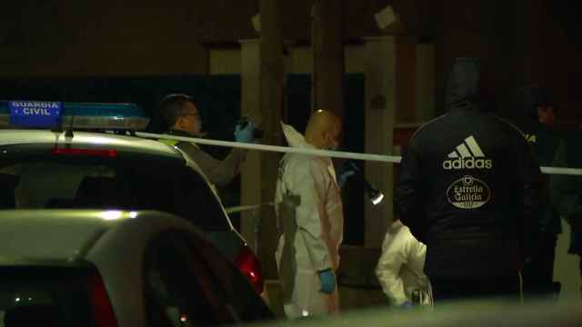 Policía científica y Guardia Civil en casa de la mujer asesinada en Baiona (Pontevedra).